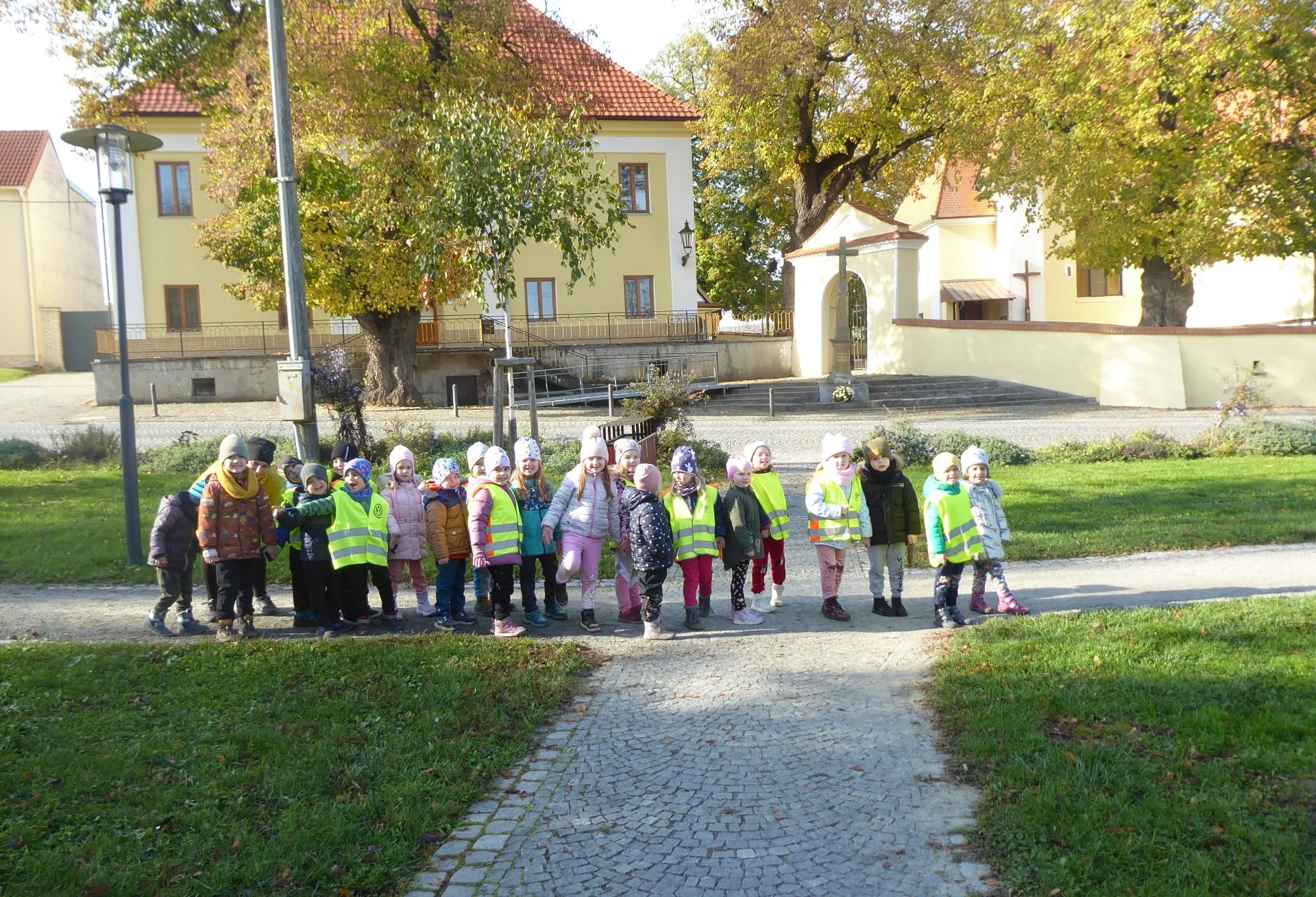 Třeťáčci na vycházce po Vlčnově s prohlídkou muzea - MŠ